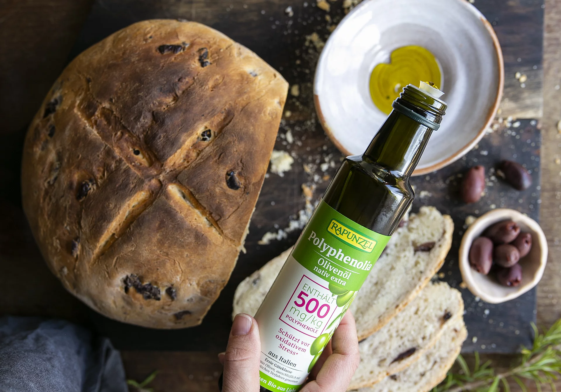 Steinofenbrot mit Olivenschälchen und Rapunzel Polyphenolia Bio-Olivenöl – mediterraner Genuss aus kontrolliert biologischem