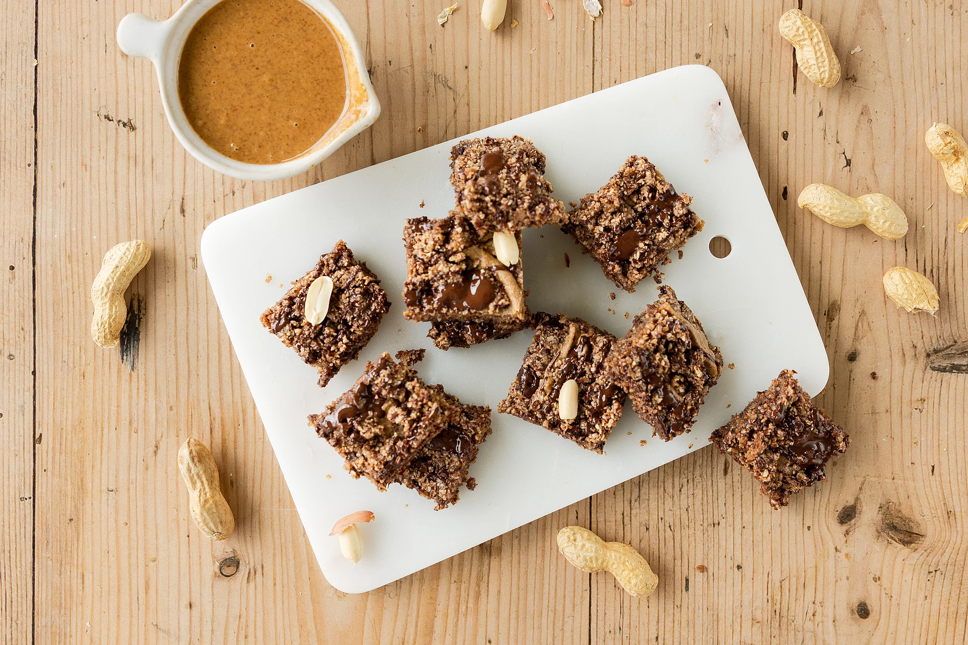 Paleo Blondies mit Rapunzel Erdnussmus. Blondies mit Erdnussmus.