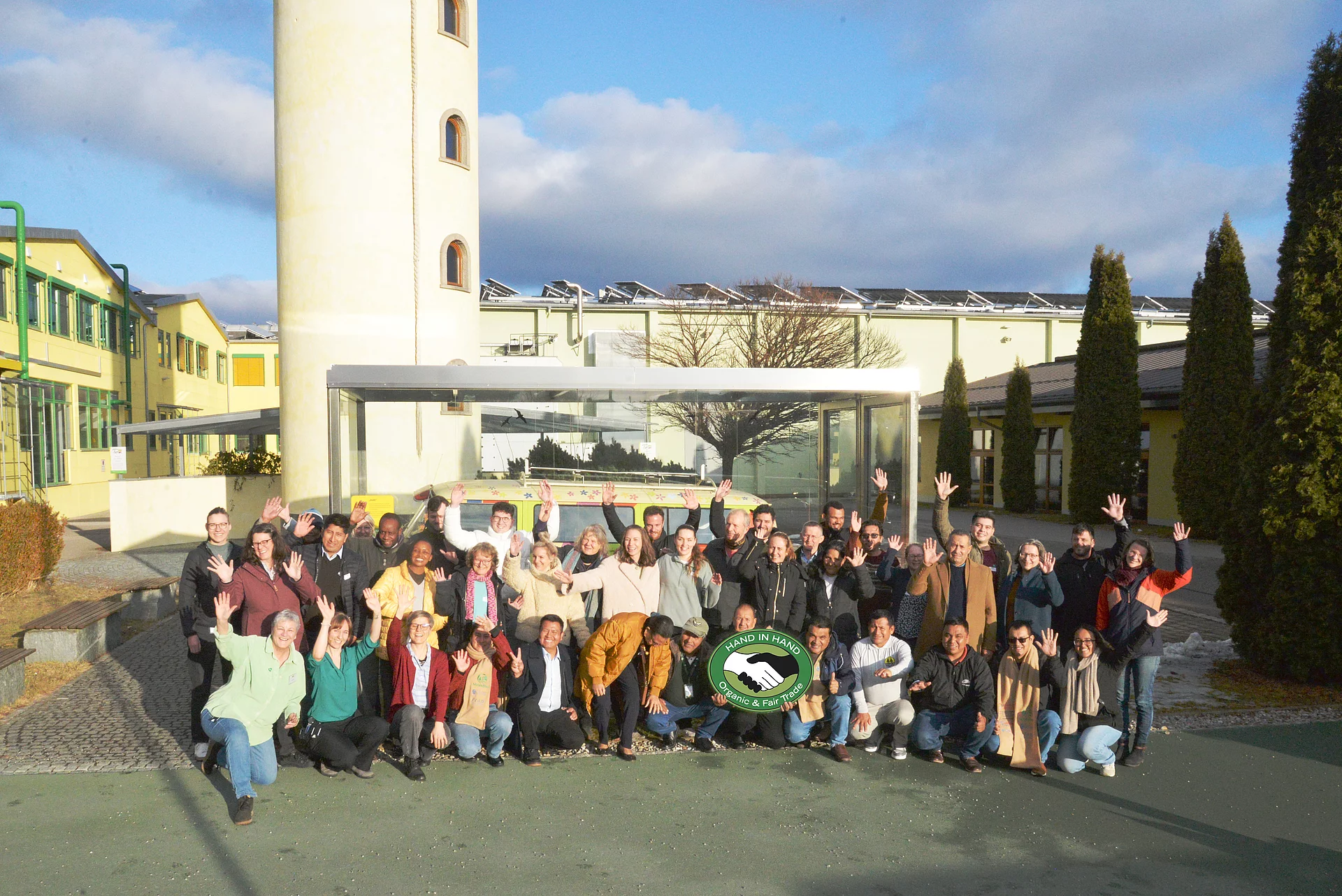Rapunzel HAND IN HAND-Partner auf Lieferantentag im Feb 2026. Internationale Anbaupartner bei Rapunzel vor Ort - vor dem Rapunzel Bulli im Headquarter.