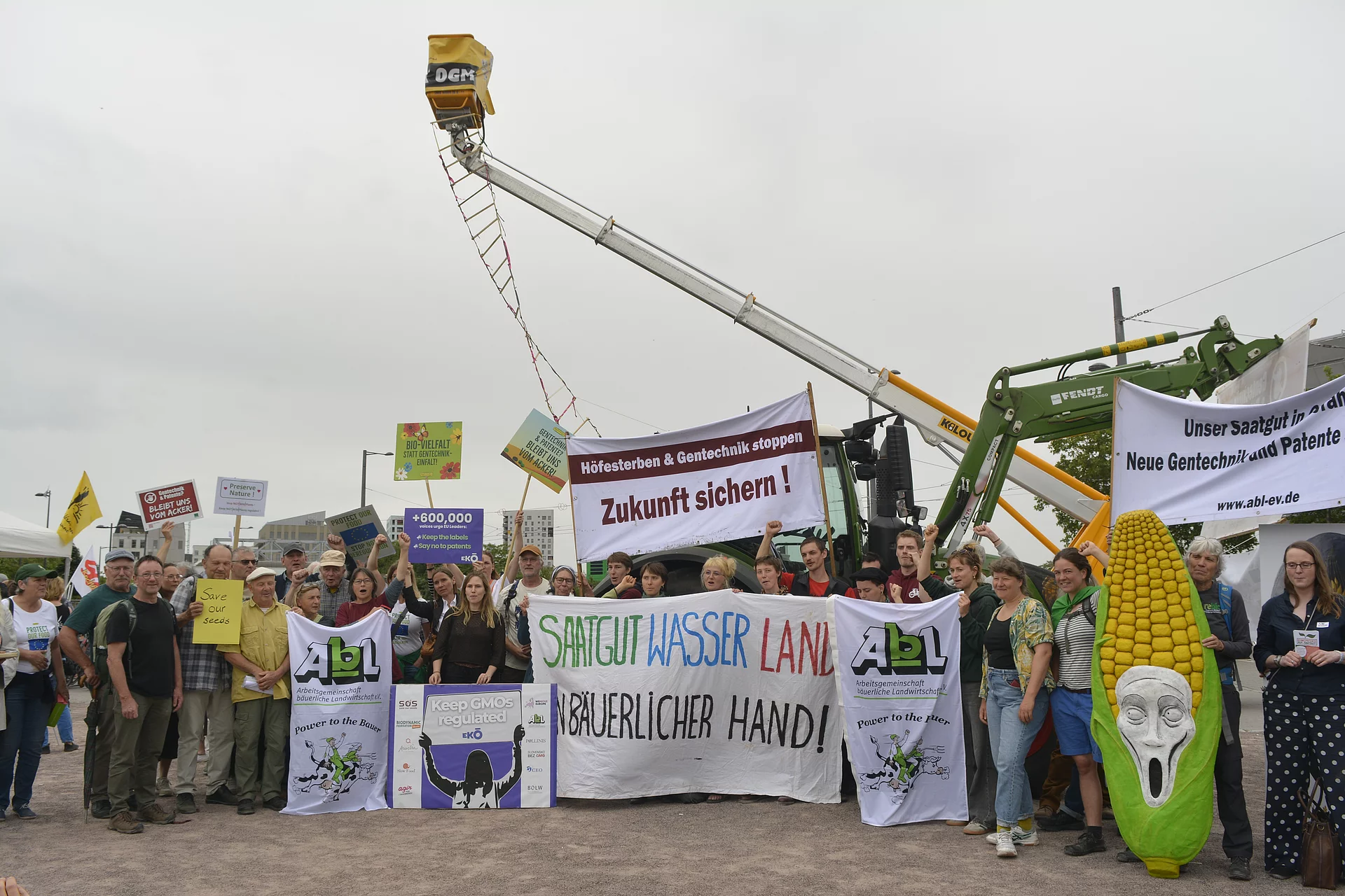 Eine Gruppe von Aktivisten vor dem EU-Parlament in Strassburg 