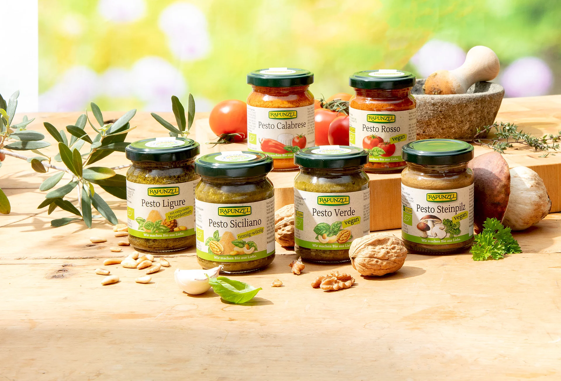 Verschiedene Pestos von Rapunzel nebeneinander stehend.