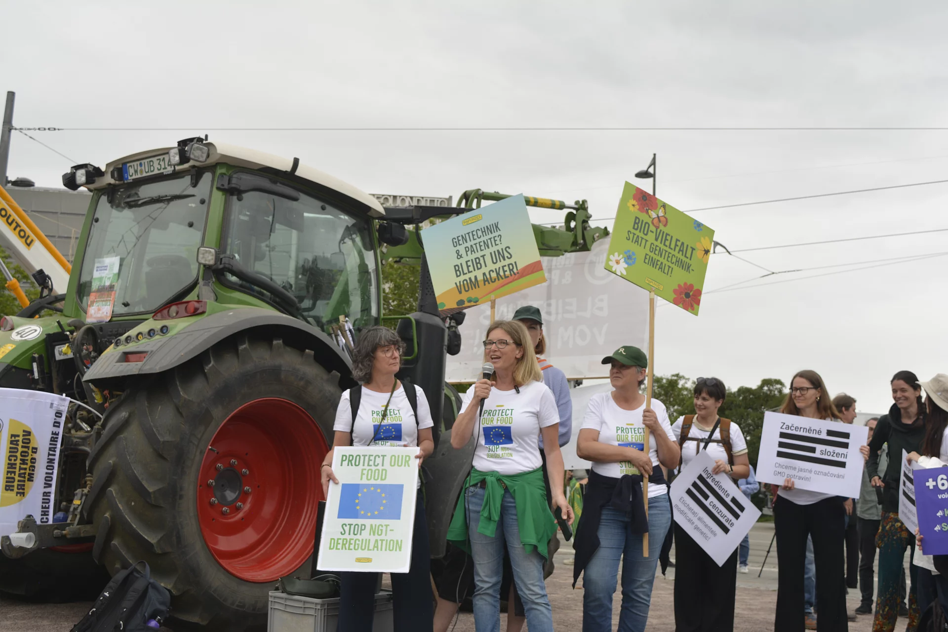 Fünf Rapunzel Mitarbeiterinnen vor einem Traktor zur Kundgebung zu NGTs vor dem Strassburger Parlament