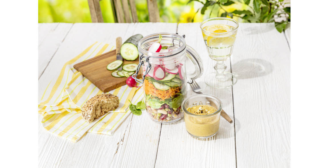 Schüttelsalat mit Hummus-Dressing