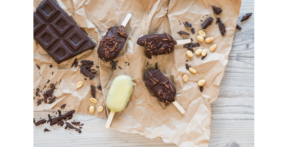 Erdnuss-Schoko-Fudge-Eis am Stiel