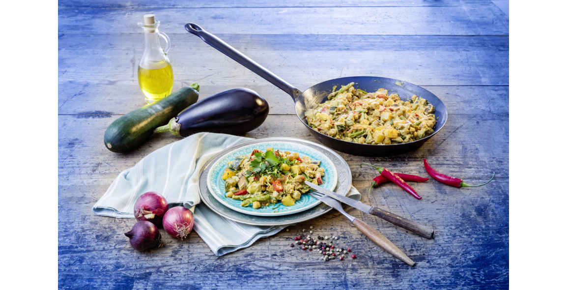 Türkische Gemüsepfanne mit Tahin und Kichererbsen