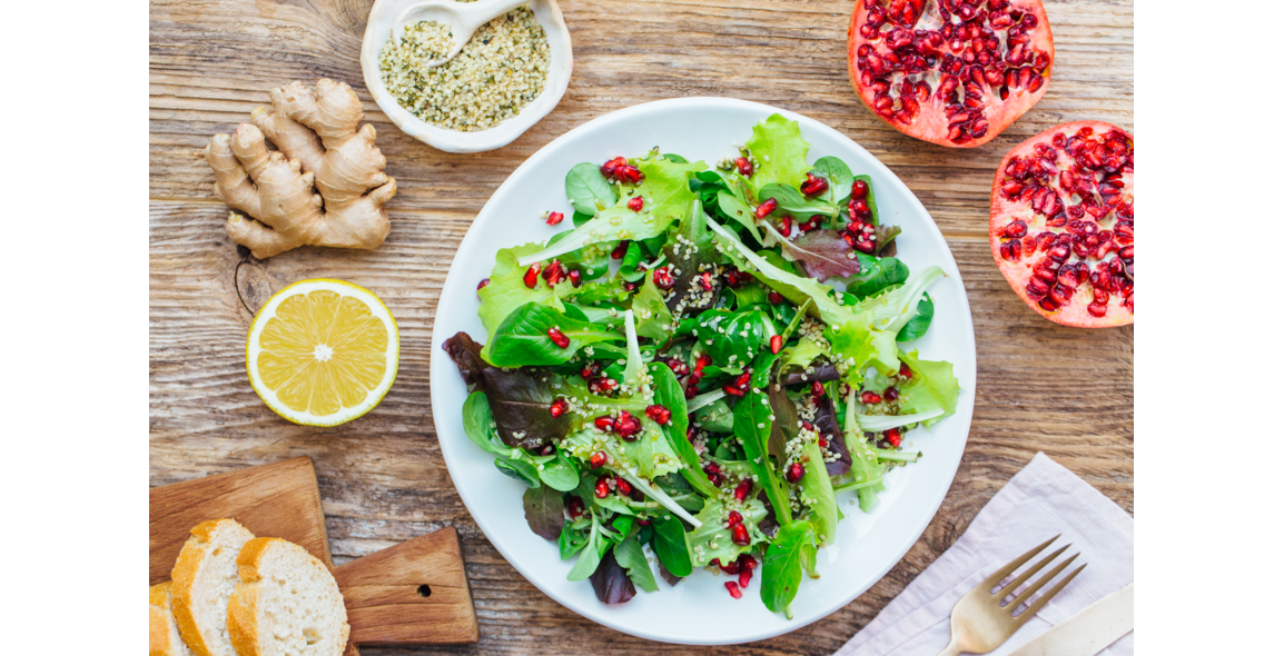 Salat mit asiatischem Dressing, Granatapfel und Hanfsamen