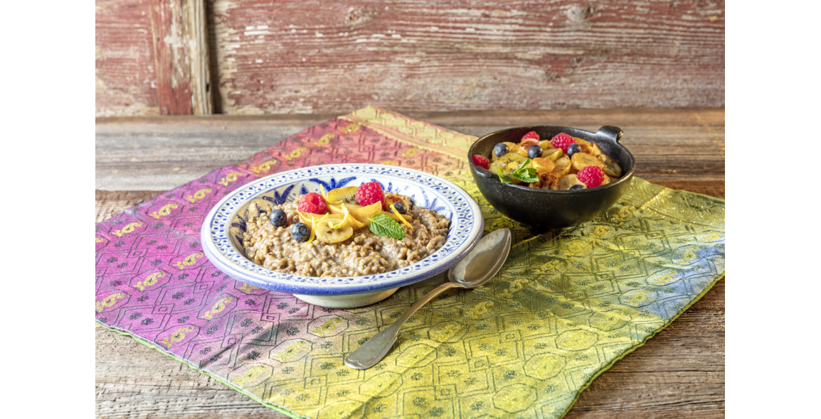 Buchweizen-Dattel-Risotto mit Tahin und heißem Obst