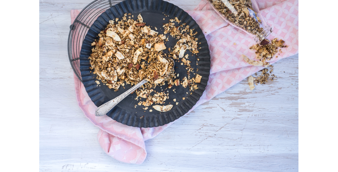 Kokos-Knuspermüsli aus der Pfanne als Topping