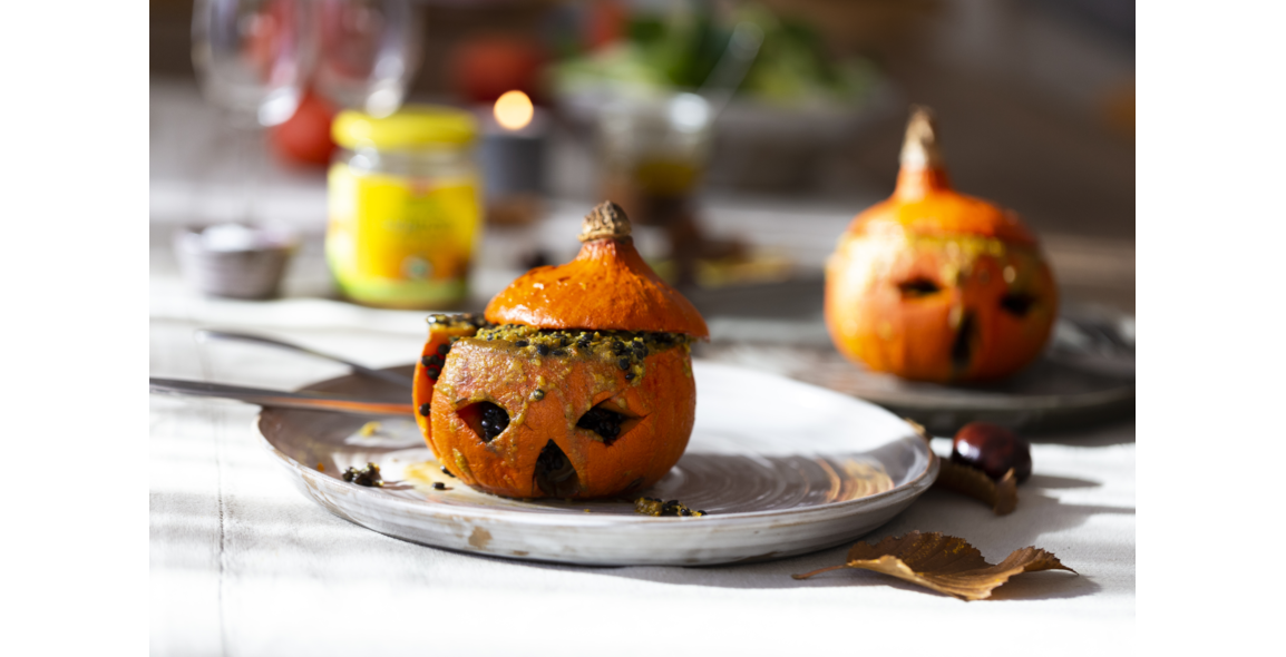 Halloween Hokkaido mit Beluga Linsen, gefüllt mit Räuchertofu