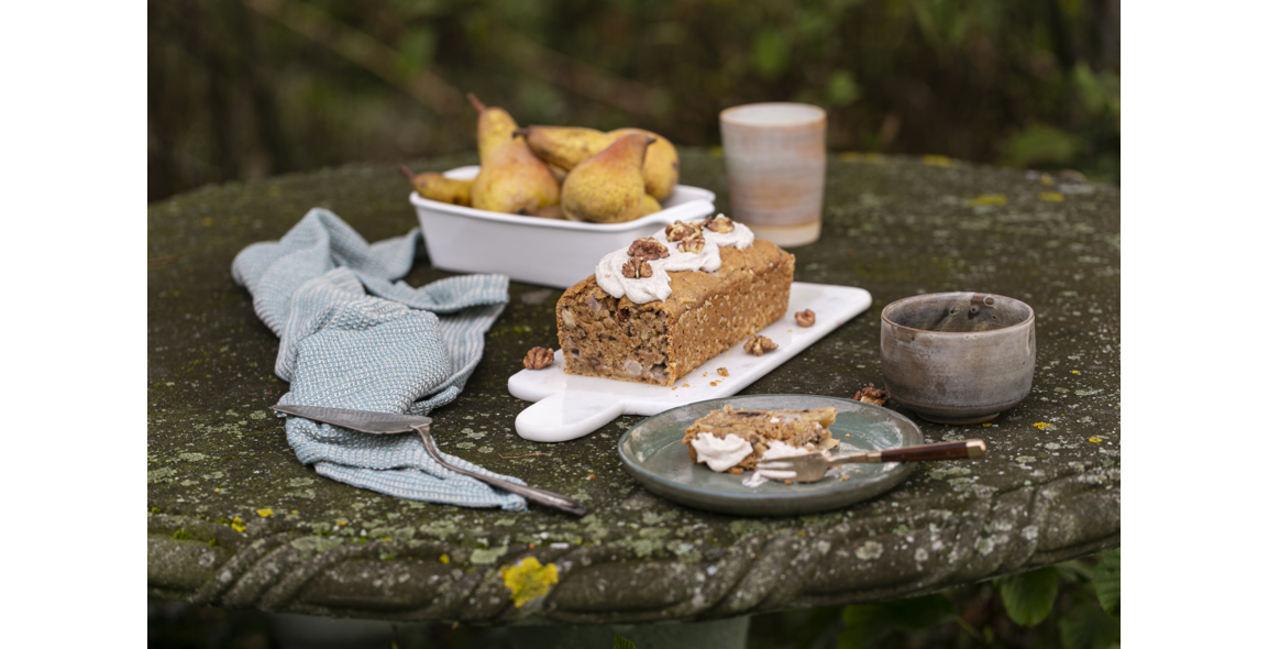 Birnenkuchen mit Walnüssen, Haferflocken und Zuckerguss