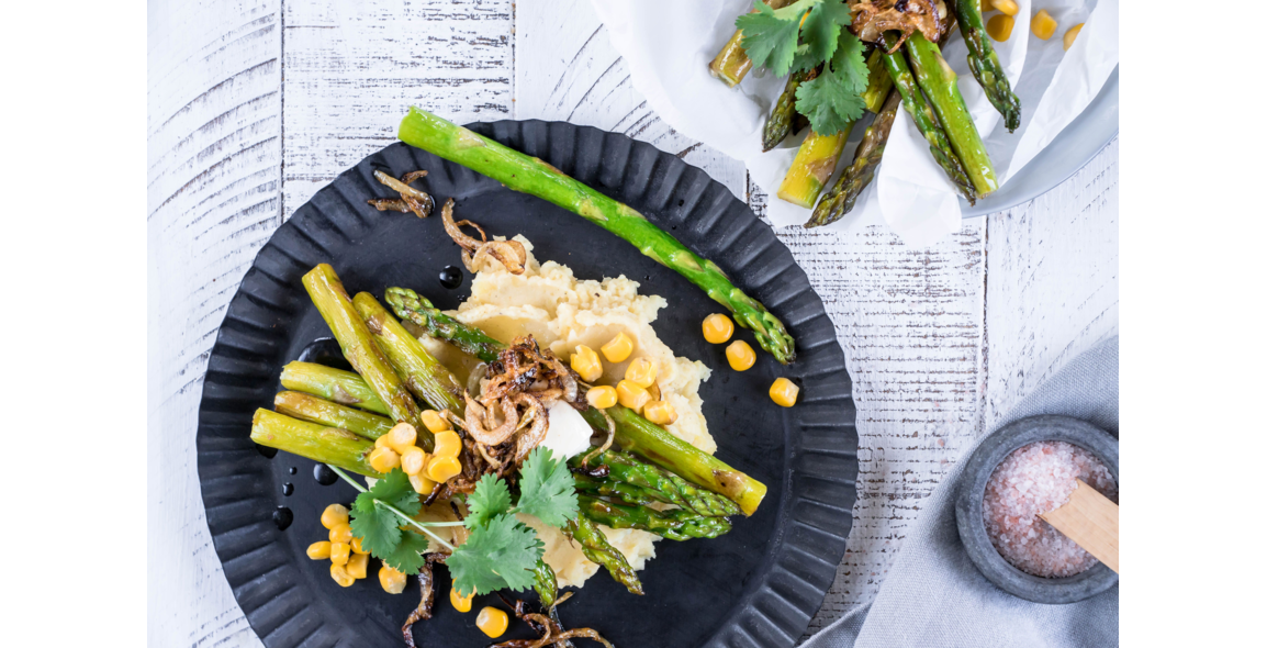 Ofengerösteter Spargel auf Haselnusspüree
