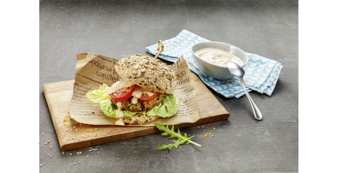 Quinoa-Hafer-Burger mit Sauerrahm-Sauce