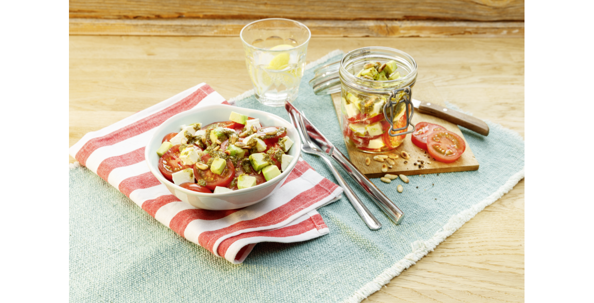 Tomate Mozzarella Salat mit Avocado und Pestodressing
