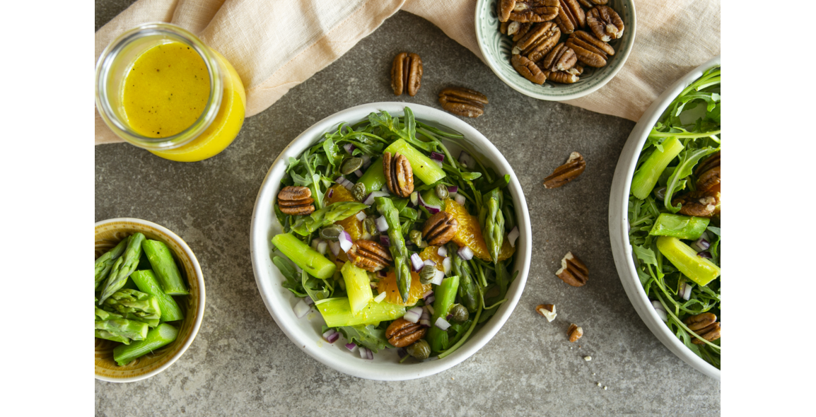 Spargelsalat mit Senfdressing und Pekannüssen