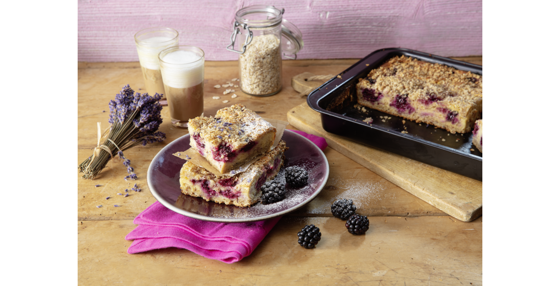 Brombeer-Lavendel-Joghurt-Kuchen mit Streuseln – ohne Mehl