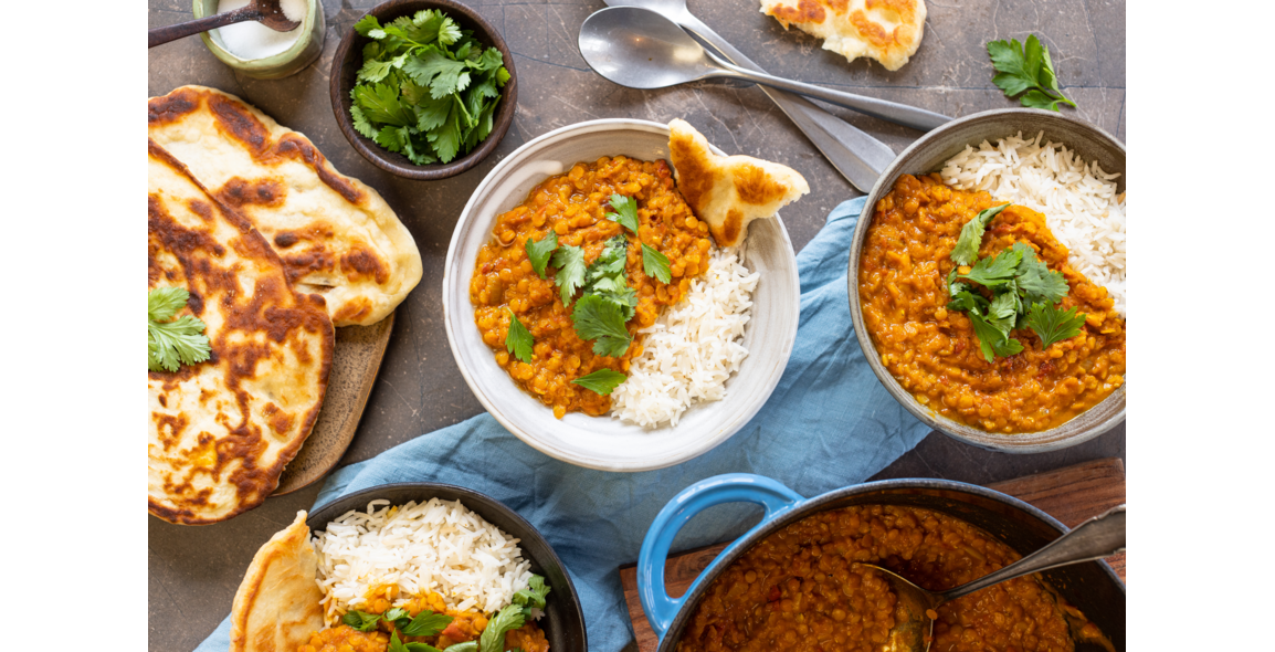 Wärmendes Linsen Dal mit Naan und Reis