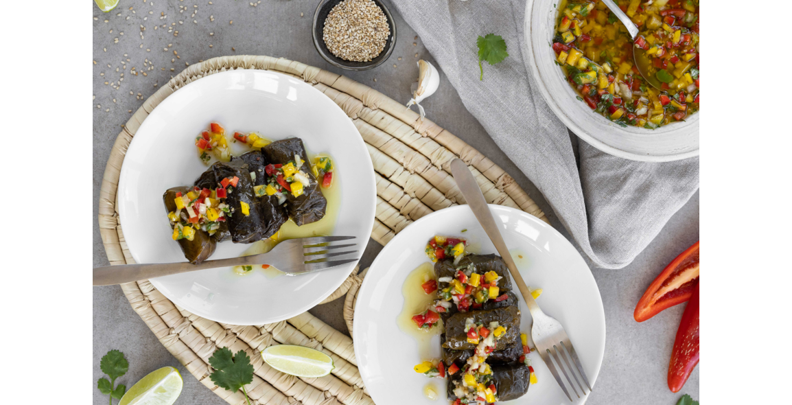 Gegrillte Dolmas mit sommerlicher Paprika-Koriander-Salsa