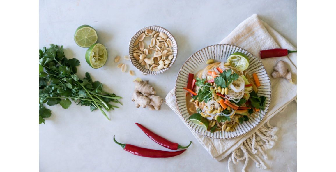 Asiatischer Glasnudelsalat mit Erdnuss-Sauce