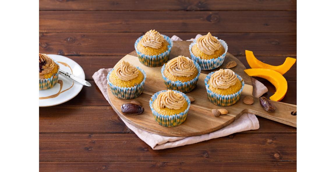 Kürbis Cup Cakes mit Kokos Mandelmus und Datteln