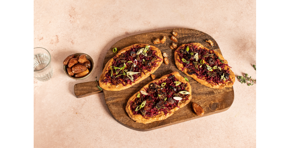 Flammkuchen mit Roter Bete und Datteln