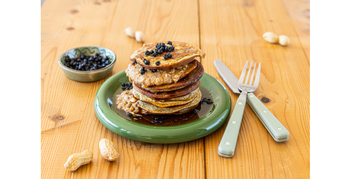Glutenfreie Pancakes mit Ahornsirup und Heidelbeeren