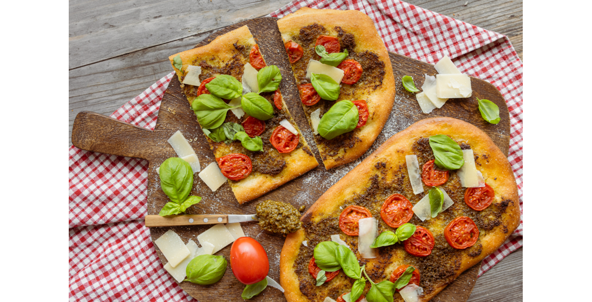 Pinsa mit Pesto und Tomaten