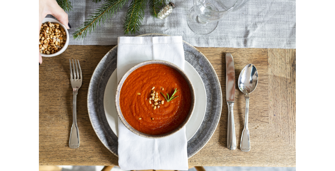 Tomatensuppe mit Zedernüssen