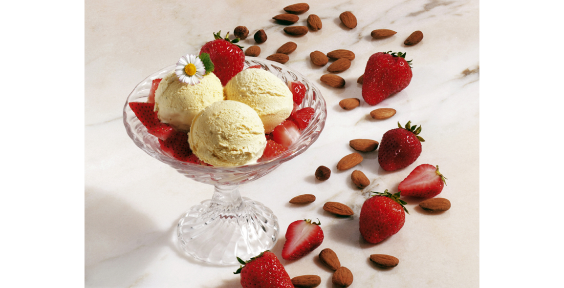 Mandelparfait mit Erdbeeren