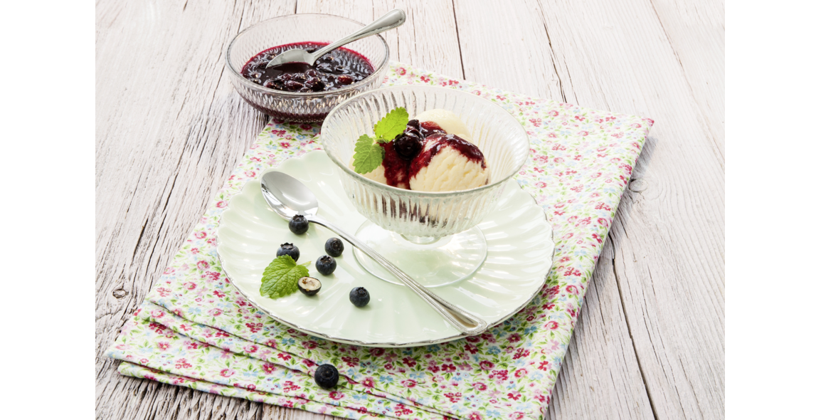 Kokos-Mandel Eis mit heißen Blaubeeren