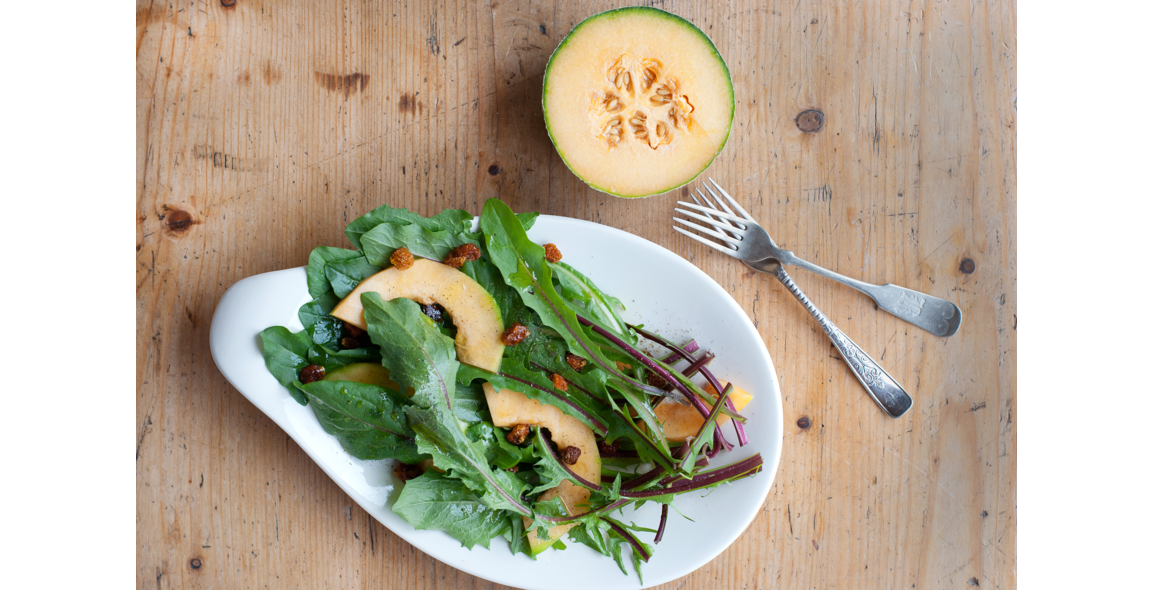 Roter Löwenzahnsalat mit Melone und Walnüssen