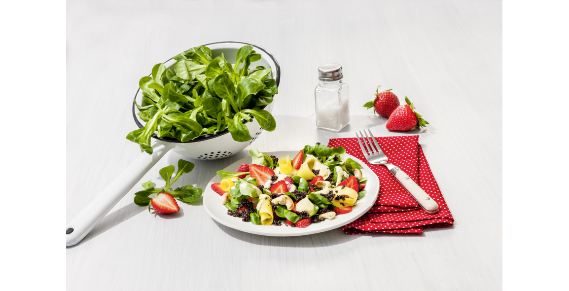 Schwarzer Amaranthsalat mit Mango und Beeren