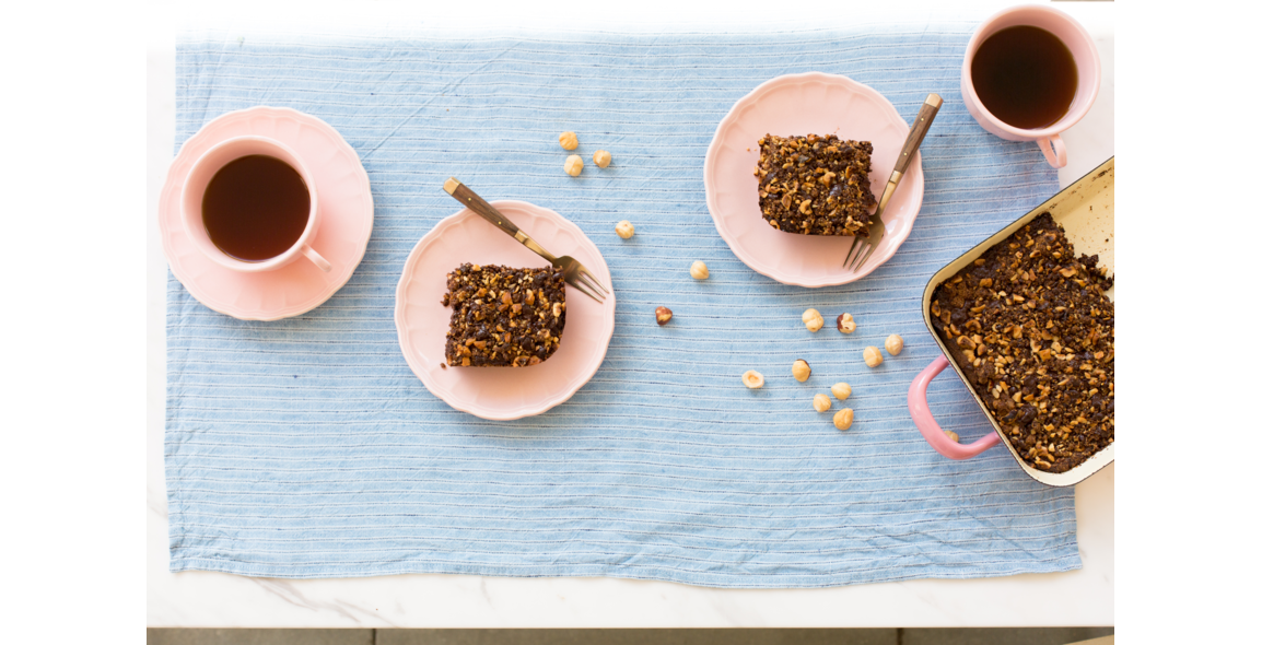 Coffee-Crumble-Kuchen mit Haselnüssen und Schokolade