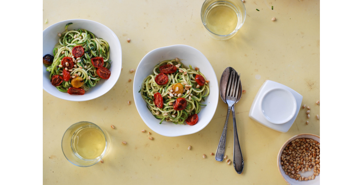 Zucchini-Nudeln mit Pesto Verde, gebackenen Cocktail-Tomaten und Zedernüssen